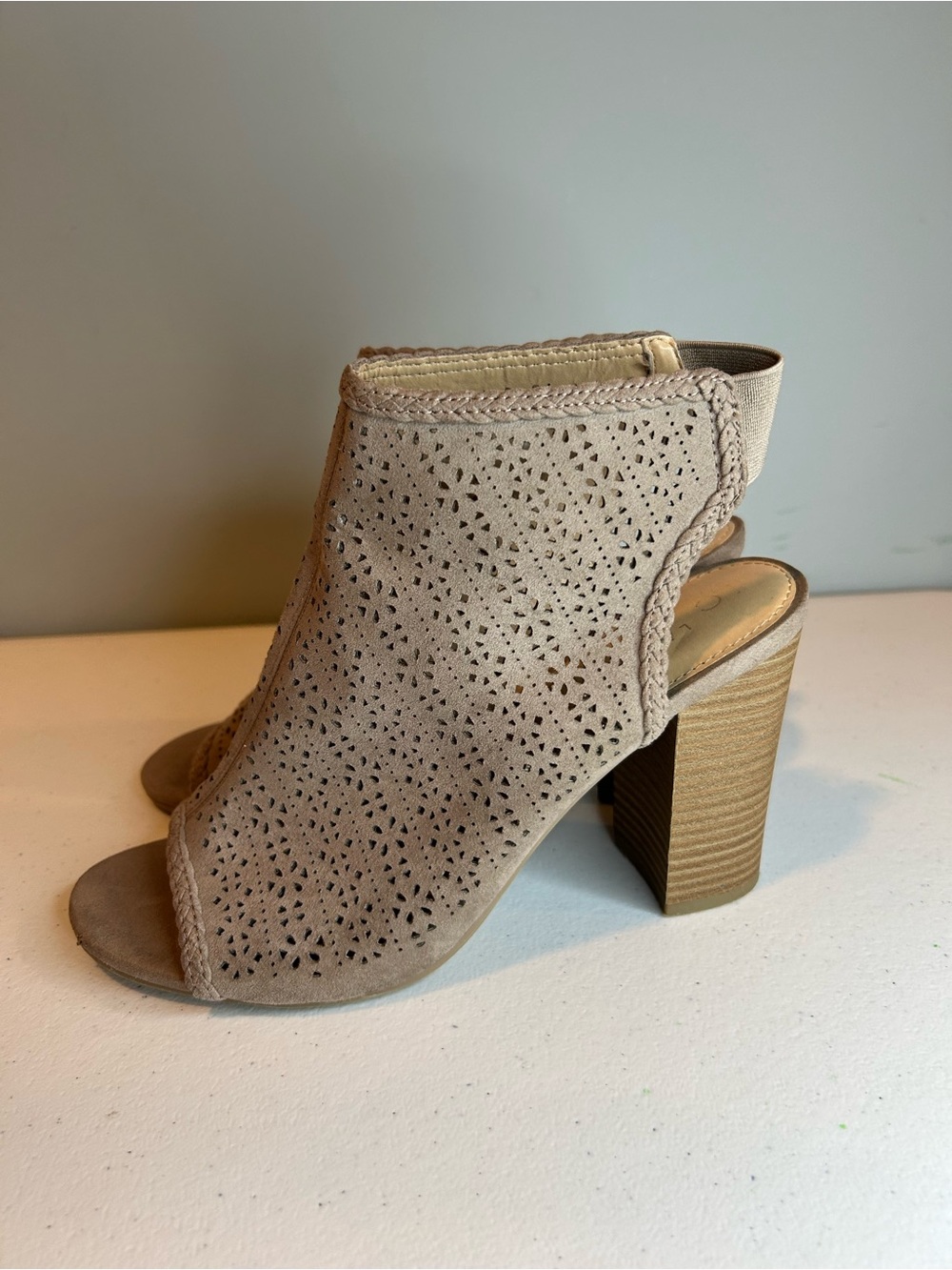 LC Lauren Conrad Laser Cutout Peep Toe Bootie High Heels Taupe 10